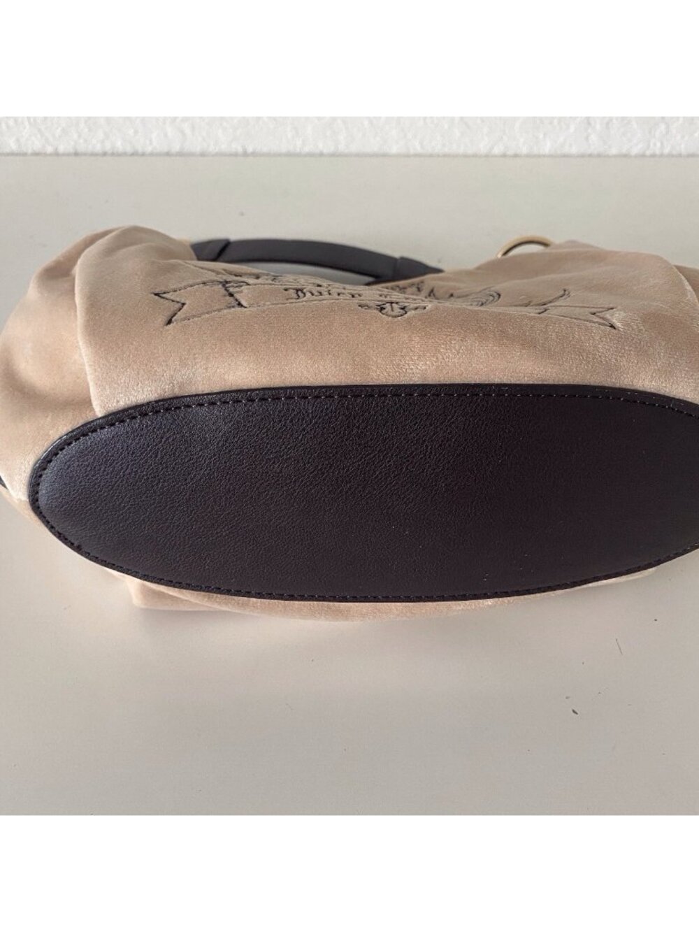 Juicy Couture Need More Juicy Hobo Shoulder Bag Buff Beige W/ Heart Charm NEW - Picture 10 of 14